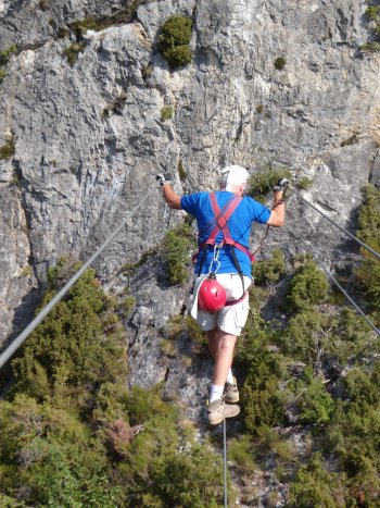 Dario sul ponte himalayano verso le rocce del primo pilastro (67912 bytes)